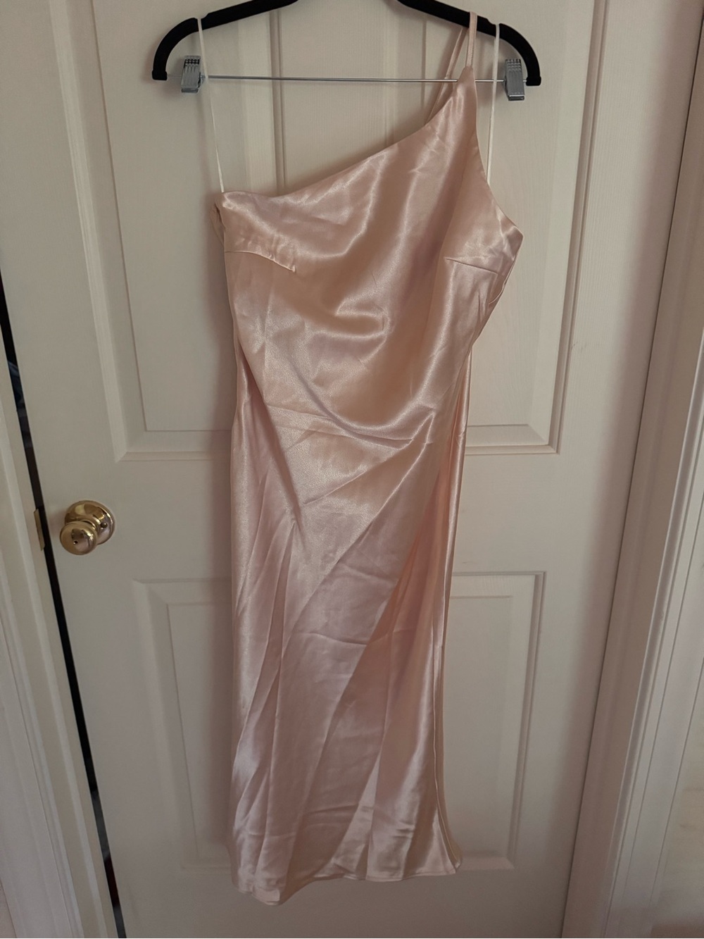Oh Polly Champagne Satin One-Shoulder Bridesmaid/Wedding Guest Dress 🥂 - Picture 4 of 10